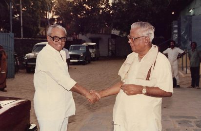 Chithirai Nataka Vizha-1993 – R.Yagnaraman receiving Director K.Balachander