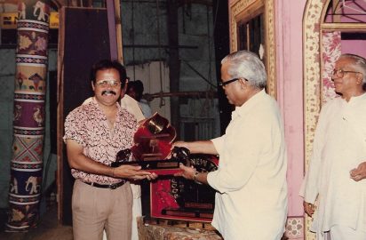 Chithirai Nataka Vizha-1993 – K.Balachander presenting ‘Poornam New Theatres Rolling Trophy to Crazy Mohan.R.Venkateswaan look on.