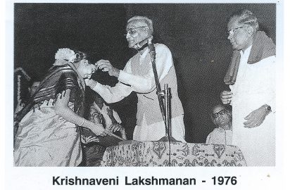 K.Chandrasekaan conferring the title “ Nrithya Choodamani” on Krishnaveni Lakshmanan (1976).V.D.Swamy & R.Yagnaraman look on.