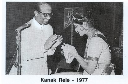 Justice P.R.Gokulakrishnan conferring the title “ Nrithya Choodamani” on Kanak Rele (1977)