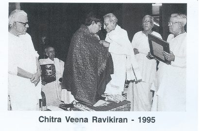 Mysore V.Doraiswamy Iyengar conferring the title “ Sangeetha Choodamani” on Chitravina N.Ravikiran (1995).Diana Shutter Narasimhan Easun Ramakrishna Iyer ,R.Venkateswaran & R.Yagnaraman look on