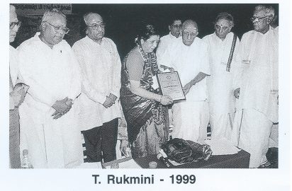 Semmangudi Srinivasa Iyer conferring the title “ Sangeetha Choodamani” on T.Rukmini (1999).Dr.Nalli, Gopalakrishnan, TRS,Lalgudi Jayaraman & R.Yagnaraman look on