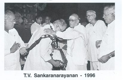 Semmangudi Srinivasa Iyer conferring the title “ Sangeetha Choodamani” on T.V.Sankaranarayanan. Dr.Nalli, R.Venkateswaran & R.yagnaraman look on