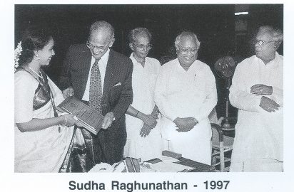 S.V.Narasimhan ,Under Secy,UN General Council conferring the title “ Sangeetha Choodamani” on Sudha Raghunathan.Jayaraman ,Commissioner of Income Tax, Dr.Nalli & R.Yagnaraman look on
