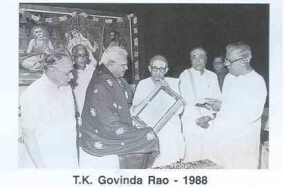 Dr.Semmangudi Srinivasa Iyer conferring the title “ Sangeetha Choodamani” on T.K.Goovinda Rao.B.V.S.S.Mani , B.Rajam Iyer & R.Yagnaraman look on.