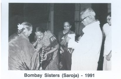 D.K.Pattammal conferring the title “ Sangeetha Choodamani” on Bombay Sisters (Saroja)-1991.R.Yagnaraman look on