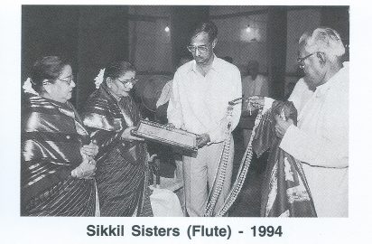 R.Seshasayee conferring the title “ Sangeetha Choodamani” on Sikkil Sisters (flute) -1994. R.yagnaraman look on.