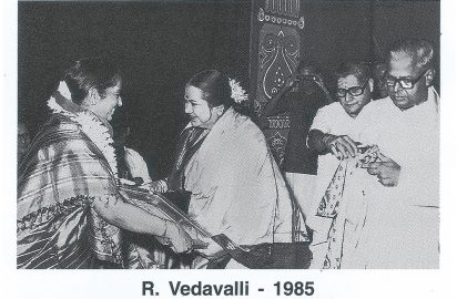 M.L.Vasanthakumari conferring the title “ Sangeetha Choodamani” on R.Vedavalli in he year 1985