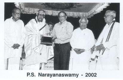 T.S.Krishnamurthy , Election commissioner conferring the title “ Sangeetha Choodamani” on P.S.Narayanaswamy.N.Ramani, Dr.Nalli & R.Yagnaraman look on.