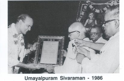 Dr.Semmangudi Srinivasa Iyer conferring the title “ Sangeetha Choodamani” on Umayalpuram K.Sivaraman in the year 1986