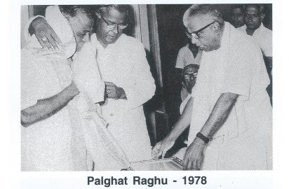 Palghat Mani Iyer conferring the title “ Sangeetha Choodamani” on Palghat Raghu in the year 1978. R.Yagnaraman look on.