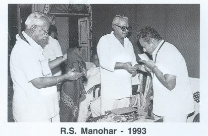 Director K.Balachander conferring the title “ Nadiga Choodamani” on R.S.Manohar.R.Yagnaraman look on