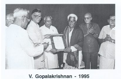 R.S.Manohar conferring the title “ Nataka Choodamani” on Bombay Gnanam..R.Venkateswaran , Koothapiran,Mrs.YGP,Dr.Nalli, R.Yagnaraman & Varadarajan look on.