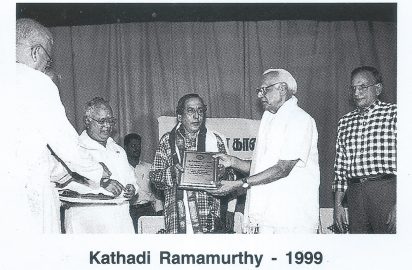 S.Viswanathan (Savi) conferring the title “ Nadiga Choodamani” on kathadi Ramamurthy (1999).Dr.Nalli & A.R.Srinivasan look on