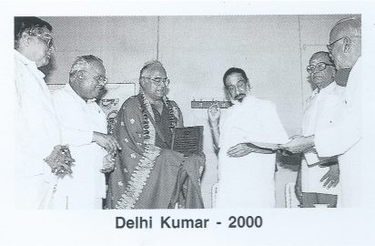 Sivaji Ganesan conferring the title “ Nadiga Choodamani” on Delhi Kumar(2000).Dr.Nalli Karthik Rajagopal, R.Yagnaraman look on.