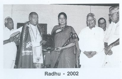 Dr.B.K.Krishnaraj Vanavarayar , BVB conferring the title “Aacharya Choodamani” on N.S.Jayalakshmi (Dance-2003).R.Venkateswaran, Subbudu, Dr.Nalli & R.Yagnaraman look on.