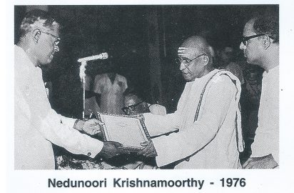 Dr.Semmangudi Srinivasa Iyer conferring the title “ Sangeetha Choodamani” on Nedunoori Krishnamoorthy in the year 1976