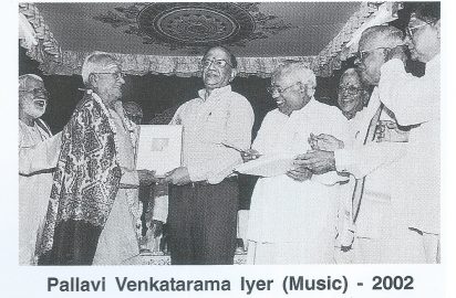 Kapila Vatsyayan conferring the title “Aacharya Choodamani “ on Udipi Lakshminarayanan (Dance)-2002. R.Venkateswaran Dr.Nalli & R.Yagnaraman look on.