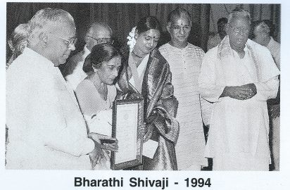 Lakshmi Bayee, Maharani of Travancore conferring the title “ Nrithya Choodamani” on Bharati Shivaji (1994). Dr.Nalli, V.P.Dhananjayan and R.Yagnaraman look on