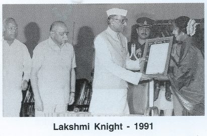 Bhishma Narain Singh, Hon’ble Governor of Tamil Nadu conferring the title “ Nrithya Choodamani” on Lakshmi Knight.Dr.Nalli, B.V.S.S.Mani look on