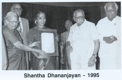 Periya Sarada of Kalaskshetra conferring the title “ Nrithya Choodamani” on Shantha Dhananjayan-1995.B.V.S.S.Mani, Justice Mohan & Dr.Nalli look on.