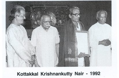 HH Marthanda Varma Padmanabha Dasa conferring the title “ Nrithya Choodamani” on Kottakkal Krishnankutty Nair.V.P.Dhananjayan ,B.V.S.S.Mani look on