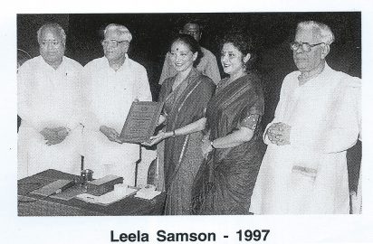 R.Venkatraman , President of India conferring the title “ Nrithya Choodamani” on Leela Samson (1997) Dr.Nalli, Chithra Visweswaran & R.Yagnaraman look on