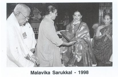 Shanthananda Swamiji of Singapore conferring the title “ Nrithya Choodamani” on Malavika Sarukkai (1998).R.Yagnaraman & Kalanidhi Narayanan look on