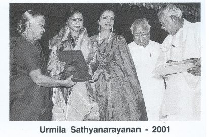 Chinna Sarada of kalakshetra conferring the title “ Nrithya Choodamani” on Urmila Sathyanarayanan (2001). Anita Ratnam, Dr.Nalli & R.Yagnaraman look o)n