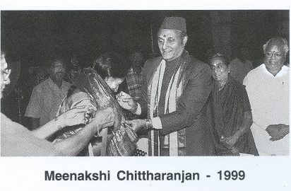 Minister Dr.Karan Singh conferring the title “ Nrithya Choodamani” on Meenakshi Chitharanjan (1999) . Kalanidhi Narayanan & Dr.Nalli look on