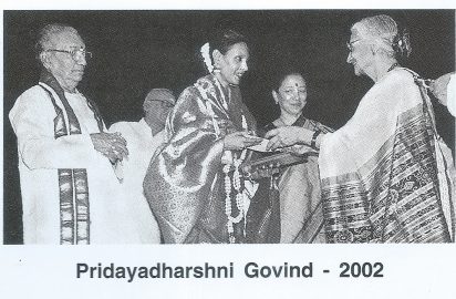 Kapila Vatsyayan conferring the title “ Nrithya Choodamani” on Priyadarsini Govind (2002).Udupi Lakshminarayanan, Leela Samson look on