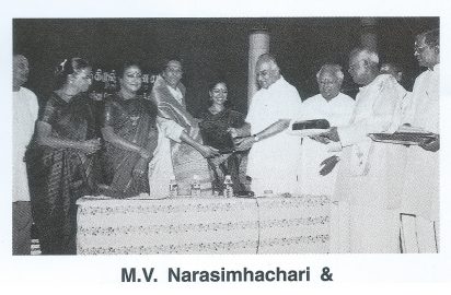 Dr.B.K.Krishnaraj Vanavarayar , BVB conferring the title “ Nrithya Choodamani” on M.V.Narasimhachari and Vasanthalakshmi Narasimhachari (2003).N.S.Jayalakshmi, Subbudu, Dr.Nalli ,R.Yagnaraman, Y.Prabhu are in the picture