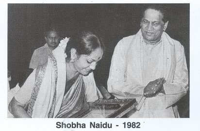 Minister Vasanth Sathe conferring the title “ Nrithya Choodamani” on Shoba Naidu (1982)