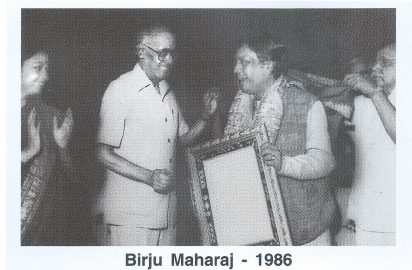 T.V.Venkatraman conferring the title “ Nrithya Choodamani” on Birju Maharaj (1986)