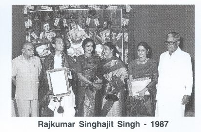 Vyjayanthimala Bali conferring the title “ Nrithya Choodamani” on Rajkumar Singhajit Singh (1987). B.V.S.S.Mani, Dr.Padma Subrahmanyam, Dr.Kanak Rele & R.Yagnaraman look on
