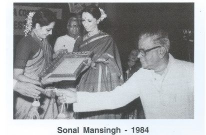 Mrilani Sarabhai conferring the title “ Nrithya Choodamani” on Sonal Mansingh (1984).R.Yagnaraman look on