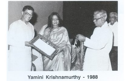 Girish Karnad conferring the title “ Nrithya Choodamani” on Yamini Krishnamurthy (1988).R.yagnaraman look on