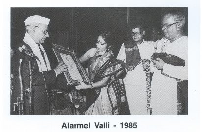 Tribuvan Prasad Tiwari, Hon’ble Governor of Tamil Nadu conferring the title “ Nrithya Choodamani” on Alarmel Valli (1985).R.Yagnaraman look on