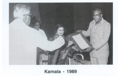 Enfield Viswanathan conferring the title “ Nrithya Choodamani” on Kamala (1989).R.Yagnaraman in the picture