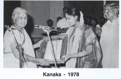 Rukmini Devi Arundale conferring the title “ Nrithya Choodamani” on Kanaka (1978).R.Yagnaraman look on.