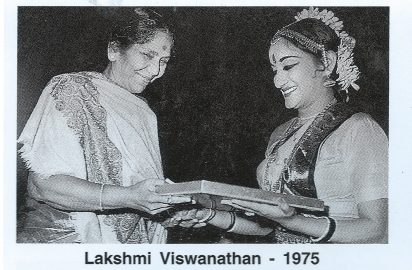 Balasaraswathi conferring the title “ Nrithya Choodamani” on Lakshmi Viswanathan (1975)