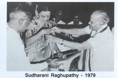 C.V.Ramanujam of Shanmukhananda Sabha. Bombay conferring the title “ Nrithya Choodamani” on Sudharani Raghupathy (1979).R.Yagnaraman look on