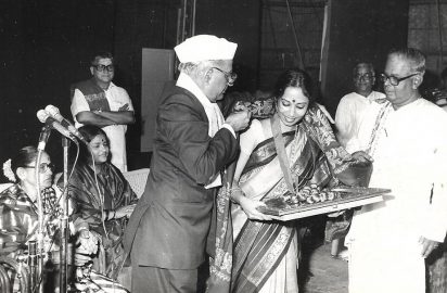 Art & Dance Festival-1985-20.12.85-Tribuvan Prasad Tiwari(Lt.Givernor Pondicherry) conferring the title “ Nrithya Choodamani” on Alarmel Valli.R.Yagnaraman look on.