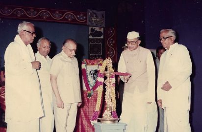Art & Dance Festival-13.12.1991-Sri Bhisma Narain Singh, Governor lighting the kuthuvilakku. R.Yagnaraman, Dr.Nalli, B.V.S.S.Mani & R.Venkateswaran look on