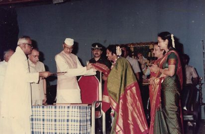 Art & Dance Festival-13.12.1991-Sri Bhisma Narain Singh, Governor conferring the title “Nrithya Choodamani” on Lakshmi Knight . R.Yagnaraman, B.V.S.S.Mani Lakshmi Viswanathan & Sudharani Raghupathy look on