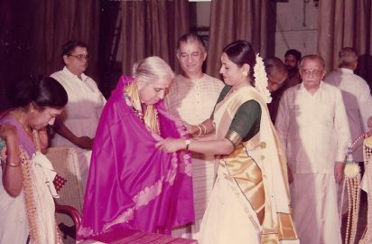 Art & Dance Festival-1994-15.12.94- Bharathi Shivaji honouring the guests on stage