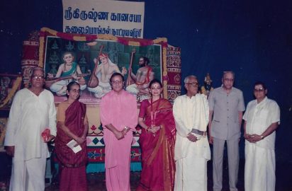 Art & Dance Festival-10.12.98-R.Venkateswaran, Kalanidhi Narayanan (Aacharya Choodamani awardee), Pujyasri Swami Shanthananda Saraswathi Malavika Sarukkai (Nritya Choodamani awardee) , R.Yagnaraman, B.V.S.S.,Mani & Radhakrishnan look on