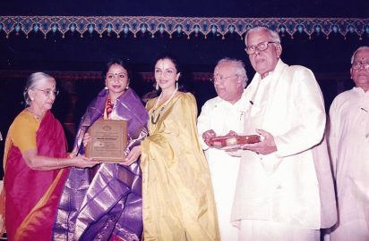 Art & Dance Festival-12.12.2001 –Sarada Hoffman conferring the title “ Nrithya Choodamani” on Urmila Sathyanarayanan, Anita Ratnam, Convenor, Dr.Nalli, R.Yagnaraman & R.Venkateswaran are in the picture