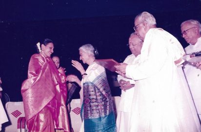 Art & Dance Festival-2001 – Dr.Kapila Vatsyayan conferring the title “Nrithya Choodamani “ on Priyadasini Govind.Leela Samson, Dr.Nalli, R.Yagnaraman & R.Venkateswaran are in the picture.