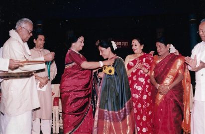 Art & Dance Festival-09.12.04- Dr.Padma Subrahmanyam conferring the title “Nritya Choodamani” on Madhavi Mudgal (odissi).R.Yagnaraman, M.V.Narasimhachari , Dr.Sonal Mansingh, Indira Rajan and Dr.Nalli look on.
